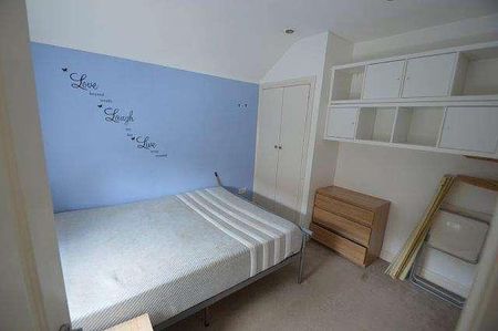 Bedroom T Floor In Godalming, GU7 - Photo 2