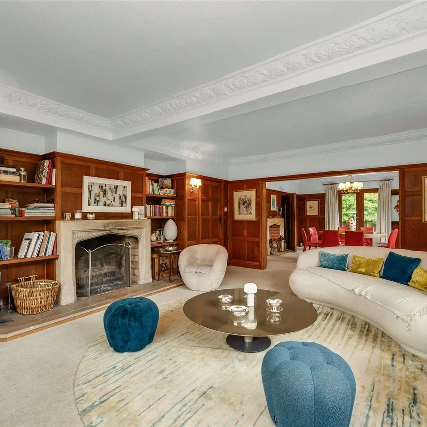 A well presented 5 bedroom family home located in a sought after private estate, within a mile to Walton-on-Thames and Weybridge town centres and 0.5 miles to Walton-on-Thames train station. - Photo 1