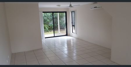 Spacious 3 bedroom 2 bathroom townhouse for rent! - Photo 2