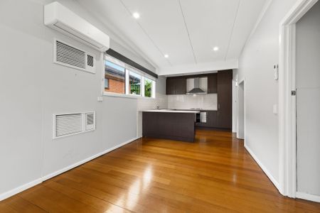 Renovated 3-Bedroom Home in Prime St Albans Location! - Photo 2