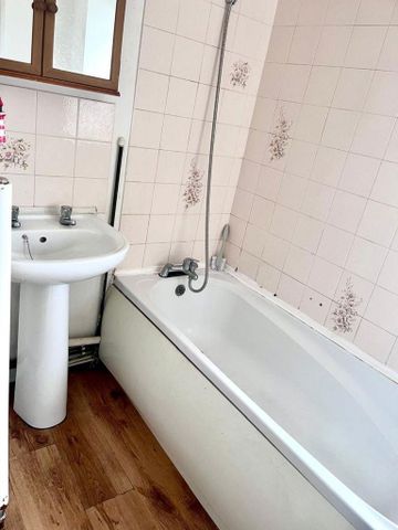 2 bedroom semi-detached house to rent - Photo 4