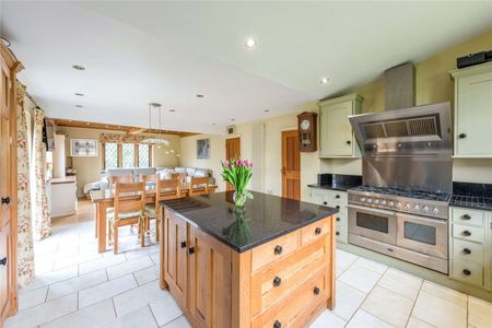A substantial family home set in a stunning location. - Photo 5