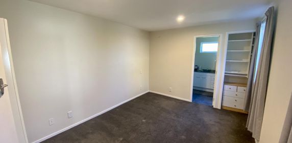 Modern One-Bedroom Flat in Stoke - Photo 2