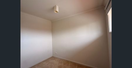 Spacious Family Townhouse - Photo 4