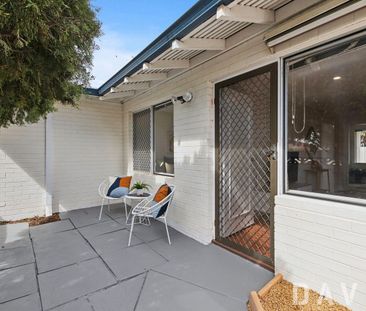 STREET FRONT VILLA - FRONT & REAR COURTYARDS - Photo 4