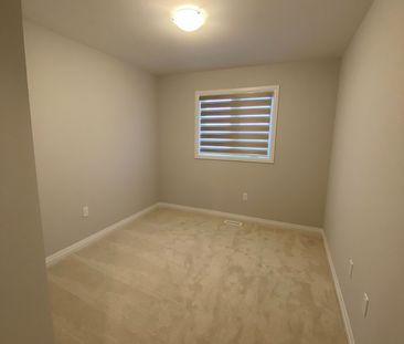 Townhouse For Lease | X8011780 - Photo 3