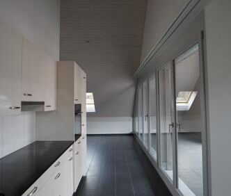 Moderne Dachwohnung mit angenehmer Raumhöhe - Foto 3