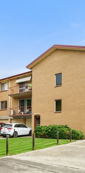 Two bedroom unit with garage - Photo 2