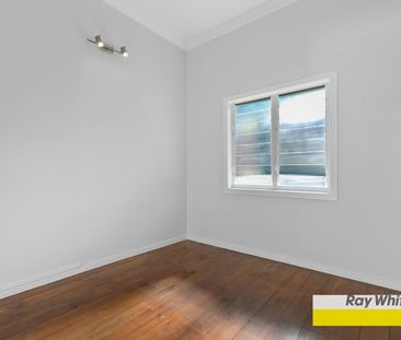 Centrally Located Haven in Holland Park! - Photo 6