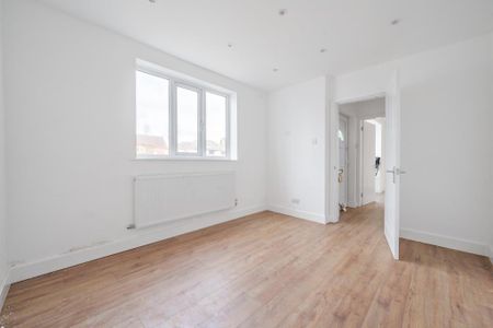 4 bedroom semi-detached house to rent - Photo 2