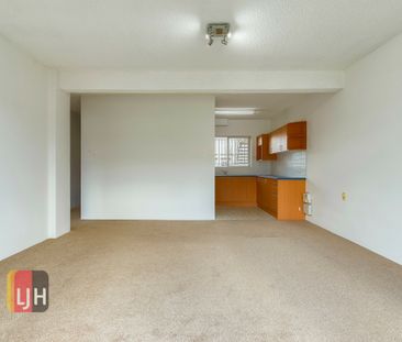 BIG, BREEZY 2 BEDROOM UNIT IN SUPER HANDY LOCATION ! - Photo 1