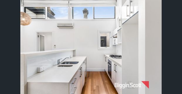 Renovated, Light And Bright House In Excellent Location - Photo 1