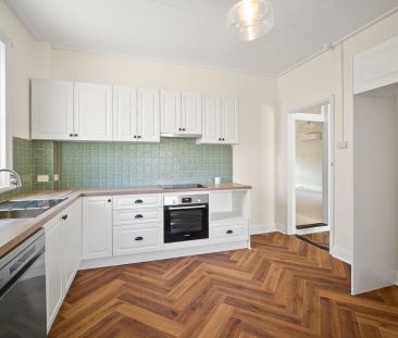 Newly Renovated 3-Bedroom Family Home with Air Conditioning – Prime... - Photo 3