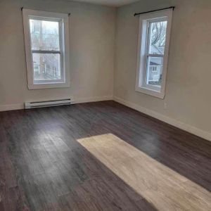 Beau 2 1/2, style Studio, plein centre de Valleyfield, à 2 pas du Cégep et Hôpital, libre maintenant ! - Photo 2