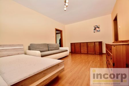 ZREKONŠTRUOVANÝ 3 IZB. BYT (3x SAMOSTATNÁ NEPRICHODNÁ IZBA) S BALKÓNOM A V TICHEJ LOKALITE, SIBÍRSKA – Fotografia 5