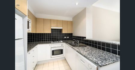 Easy-Care Living, With Village Convenience & Rail A Short Stroll Away - Photo 4