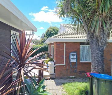 Grab this one - 3 Bedroom/1 Bathroom/Open Plan Living - Photo 1