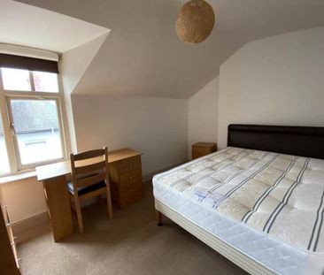 3 bedroom flat to rent - Photo 2