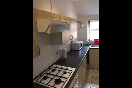 Room in a Shared Flat, Richmond Grove, M13 - Photo 4