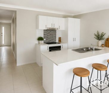 CONVENIENT LOGANLEA LIVING - PRIME LOCATION - Photo 5