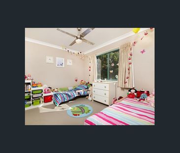 Rare 3 bedrooms + 2 bathrooms and double garage - Photo 3