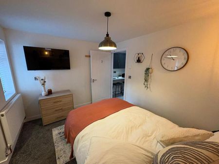 1 bedroom in a house share to rent - Photo 2
