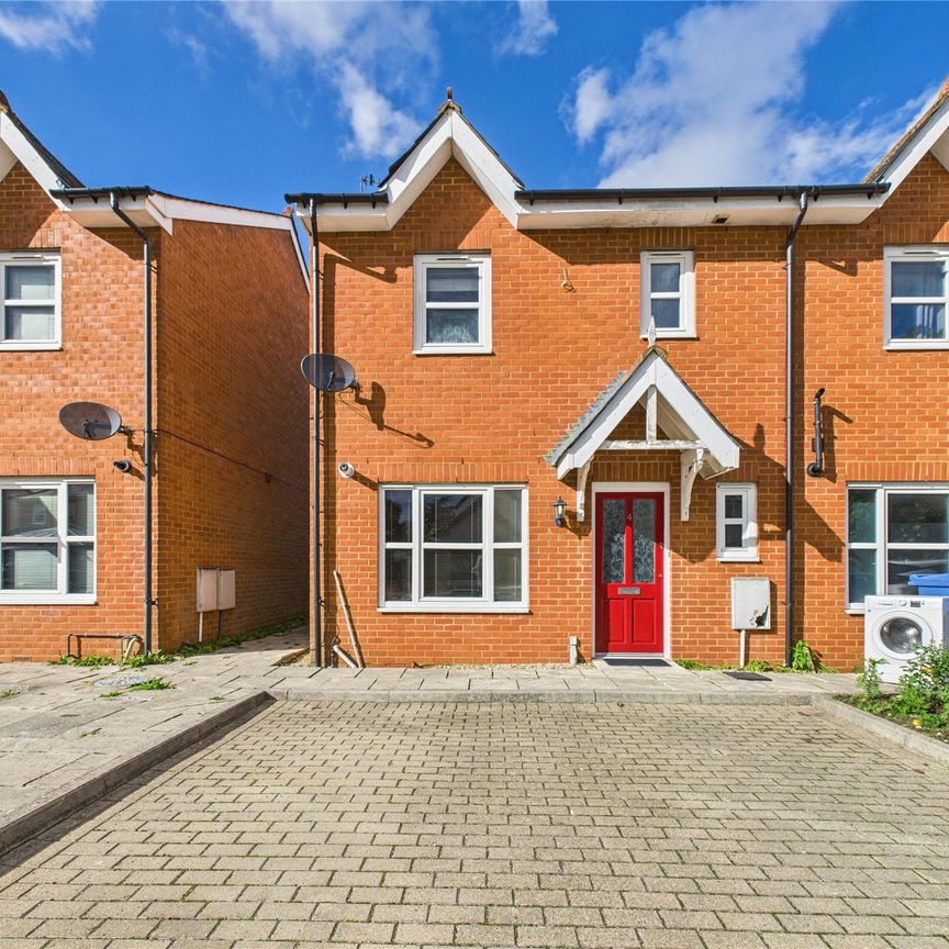 3 bedroom House in Hawthorn Court, Farnborough - Photo 1