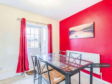 3 bedroom semi-detached house to rent - Photo 3