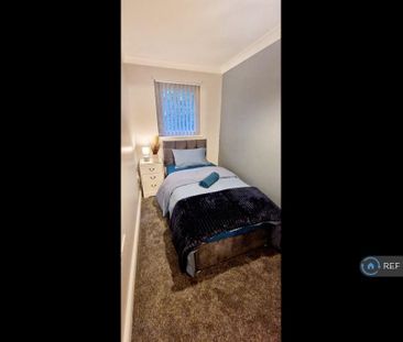 4 bedroom end of terrace house to rent - Photo 2