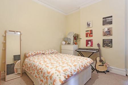 3 bedroom flat to rent - Photo 2