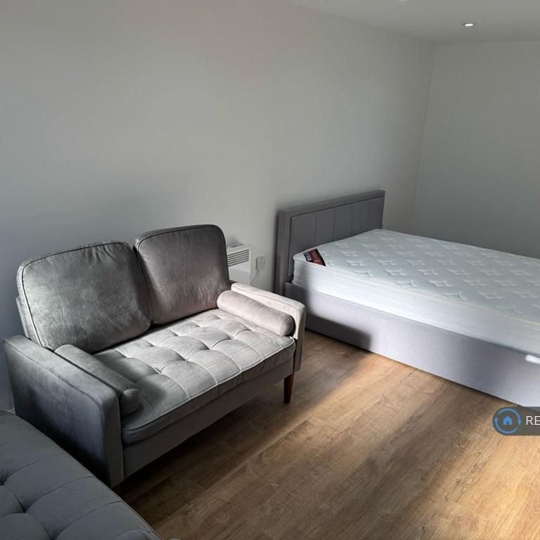 Studio to rent - Photo 1