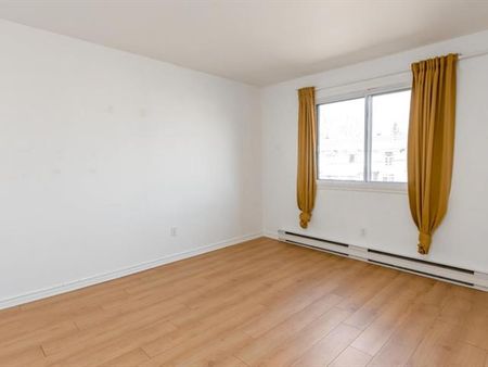 555 Montrose Drive - Photo 2