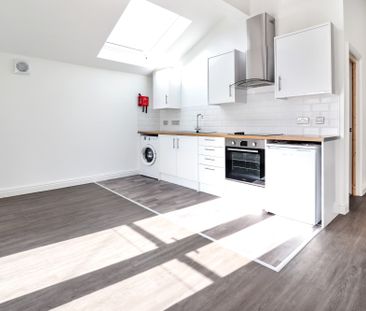 Room 2 (FF), Flat 13, 55/57 Cathedral Road, Cardiff CF11 9HD - Photo 6