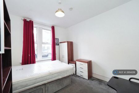 1 bedroom in a house share to rent - Photo 2