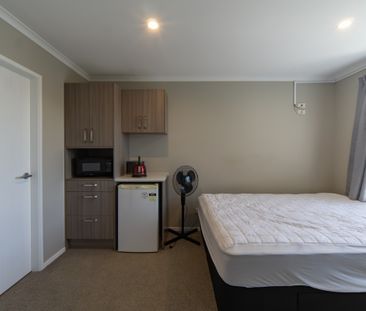 Convenient All inclusive 1-Bedroom with Ensuite - Walking Distance ... - Photo 2