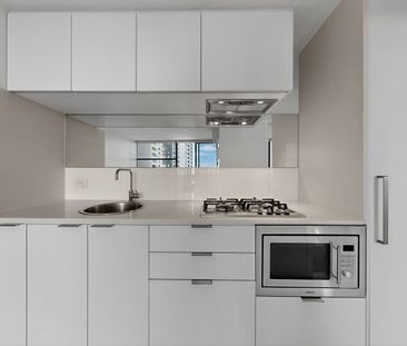 Stylish One-Bedroom Apartment in Prime Location – 7th Floor of the ... - Photo 4