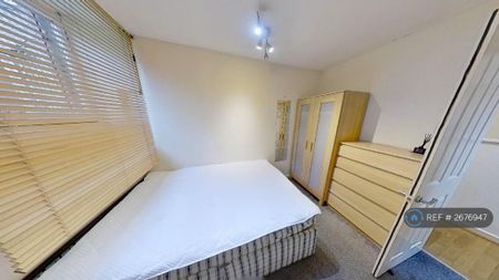 1 bedroom in a flat share to rent - Photo 4