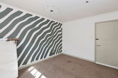 2 Bed Flat, Conifer Court, IG1 - Photo 5