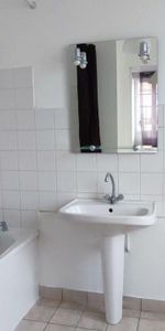 REDON centre-ville - REF G408 - appartement de type 2 meublé d'une surface de 51 m² situé en re... - Photo 3