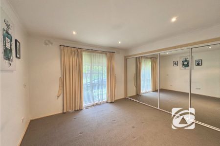 PERFECTLY LOCATED FAMILY HOME - Photo 4