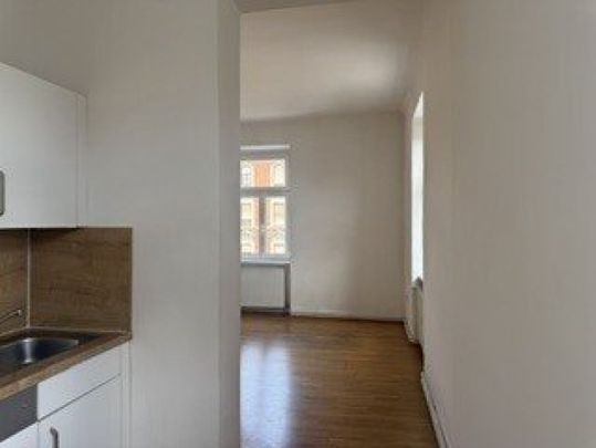 Klein, fein und möbliert: Charmante, lichtdurchflutete 1 Zimmer-Wohnung in zentraler Lage: geräumige 1 Zimmerwohnung, gute Küchen- und Badausstattung, modern saniert und möbliert! - Foto 1