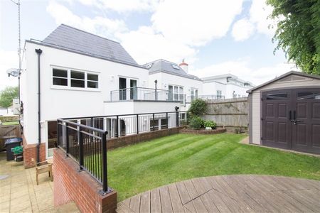 5 Bedroom Detached To Let - Photo 4