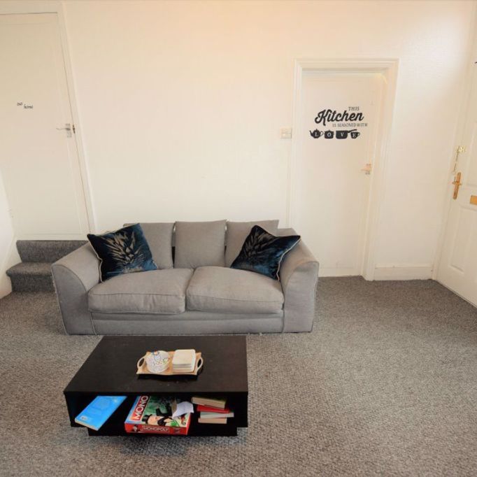 2 bedroom House in Woodlea Mount, Leeds - Photo 1