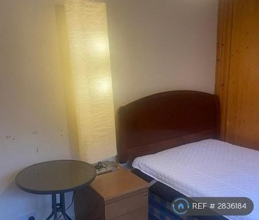 1 bedroom in a house share to rent - Photo 2