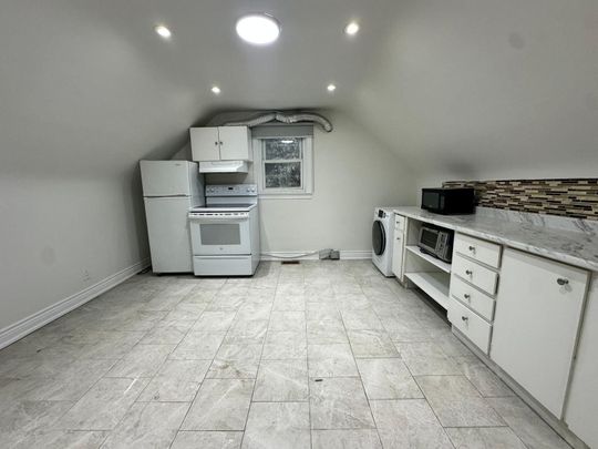 For Lease - 253 Sinclair Avenue, Oshawa, Ontario - Photo 1