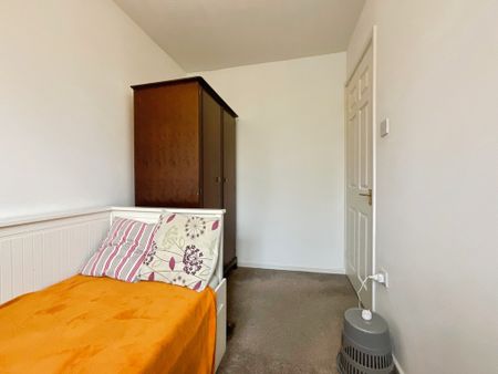 2 bedroom Semi-Detached House to let - Photo 3