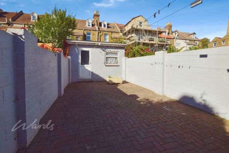 4 bedroom end of terrace house to rent - Photo 4