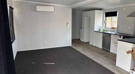 Sunny 3 bedroom home - Photo 3