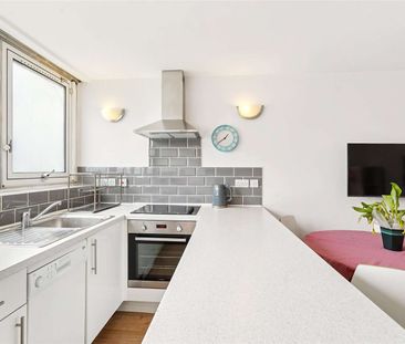 A newly decorated 3 double bedroom flat - Photo 4