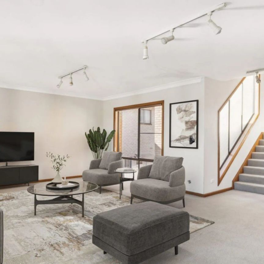 Spacious Five-Bedroom Family Home with Water Views – Prime Blakehurst Location - Photo 1